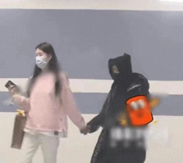 王宝强带冯清外出，小两口交往多年感情稳定，郎才女貌好般配