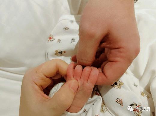 就因未婚生子，都在逼问她什么时候去领证办婚礼？