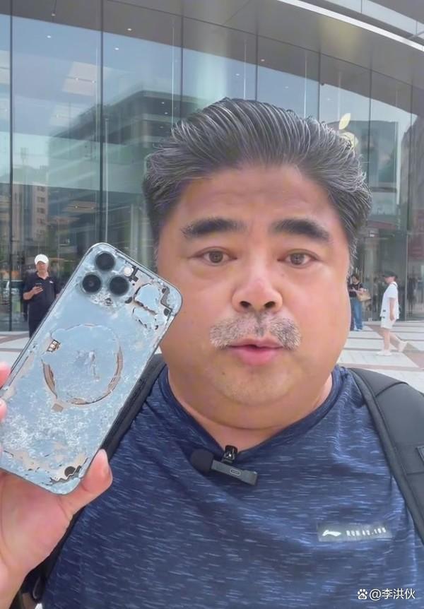啥操作？刘金在苹果专卖店门口砸手机，又用苹果手机发动态