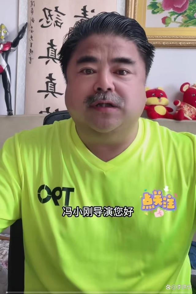 啥操作？刘金在苹果专卖店门口砸手机，又用苹果手机发动态