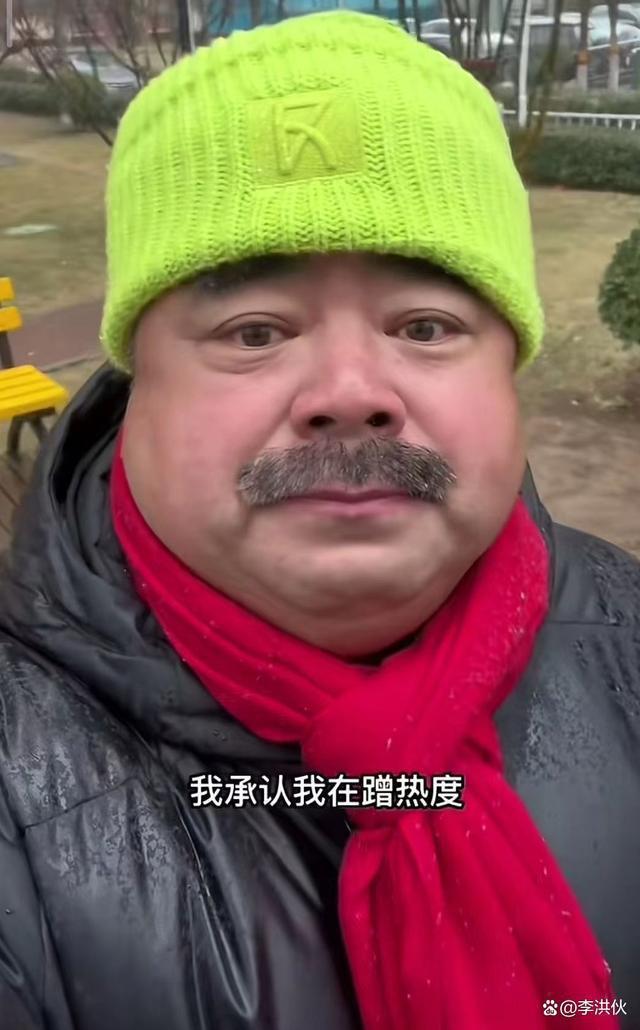 啥操作？刘金在苹果专卖店门口砸手机，又用苹果手机发动态