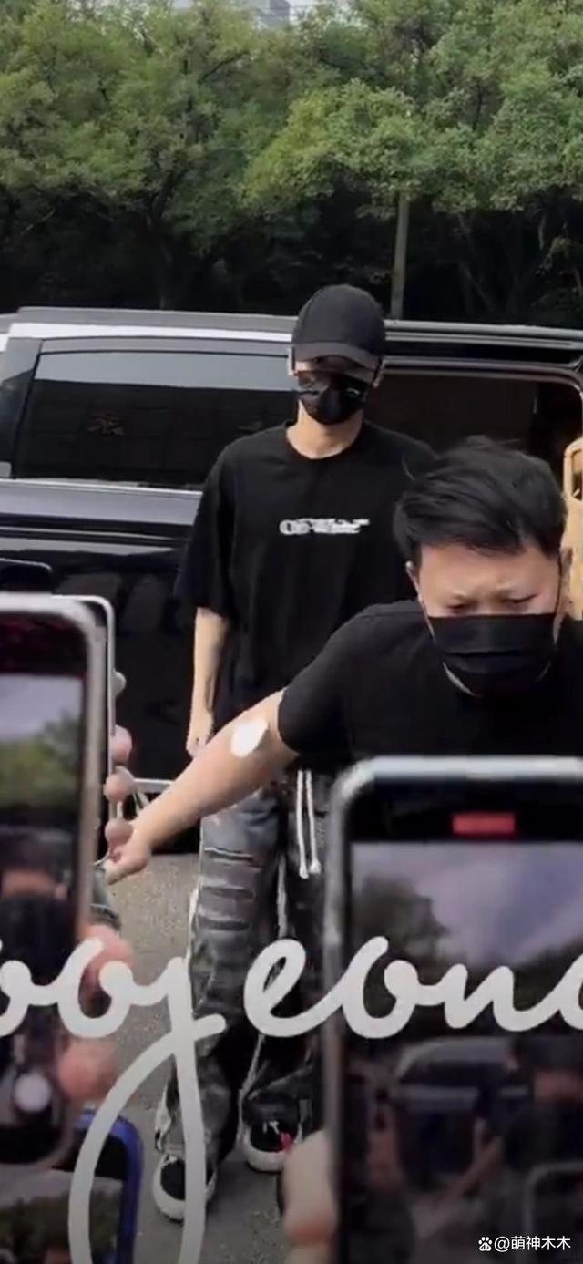 时代少年团开学季，军训录综艺各有忙碌，还有人备战高考