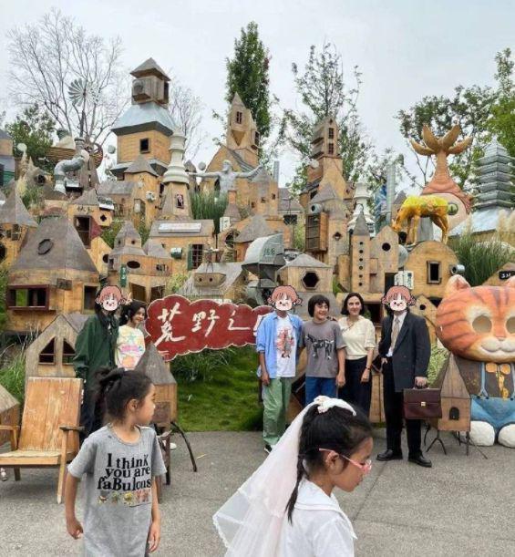 刘烨一家四口外出被遇，儿子诺一长成小帅哥，女儿亭亭玉立