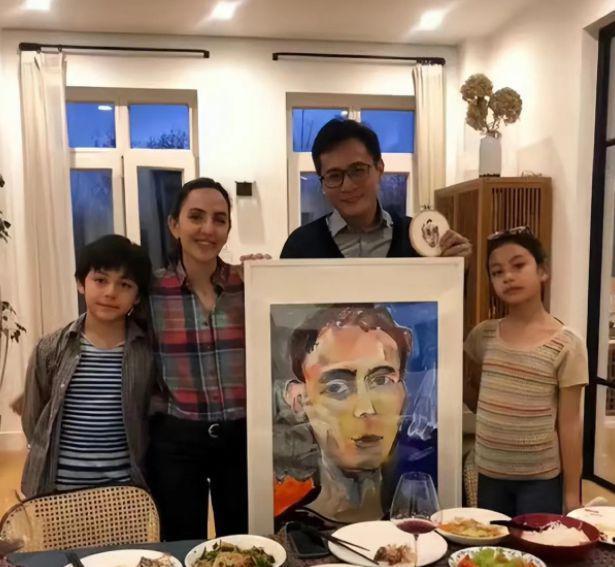 刘烨一家四口外出被遇，儿子诺一长成小帅哥，女儿亭亭玉立
