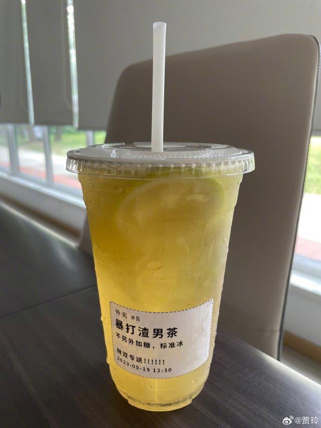 张小斐新剧今晚开播 贾玲送“暴打渣男茶”为其打call