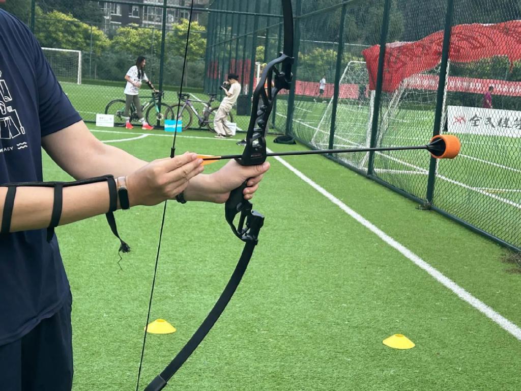 “穿着lululemon跟同事厮杀”，这个新网红运动怎么成了打工人的团建噩梦？