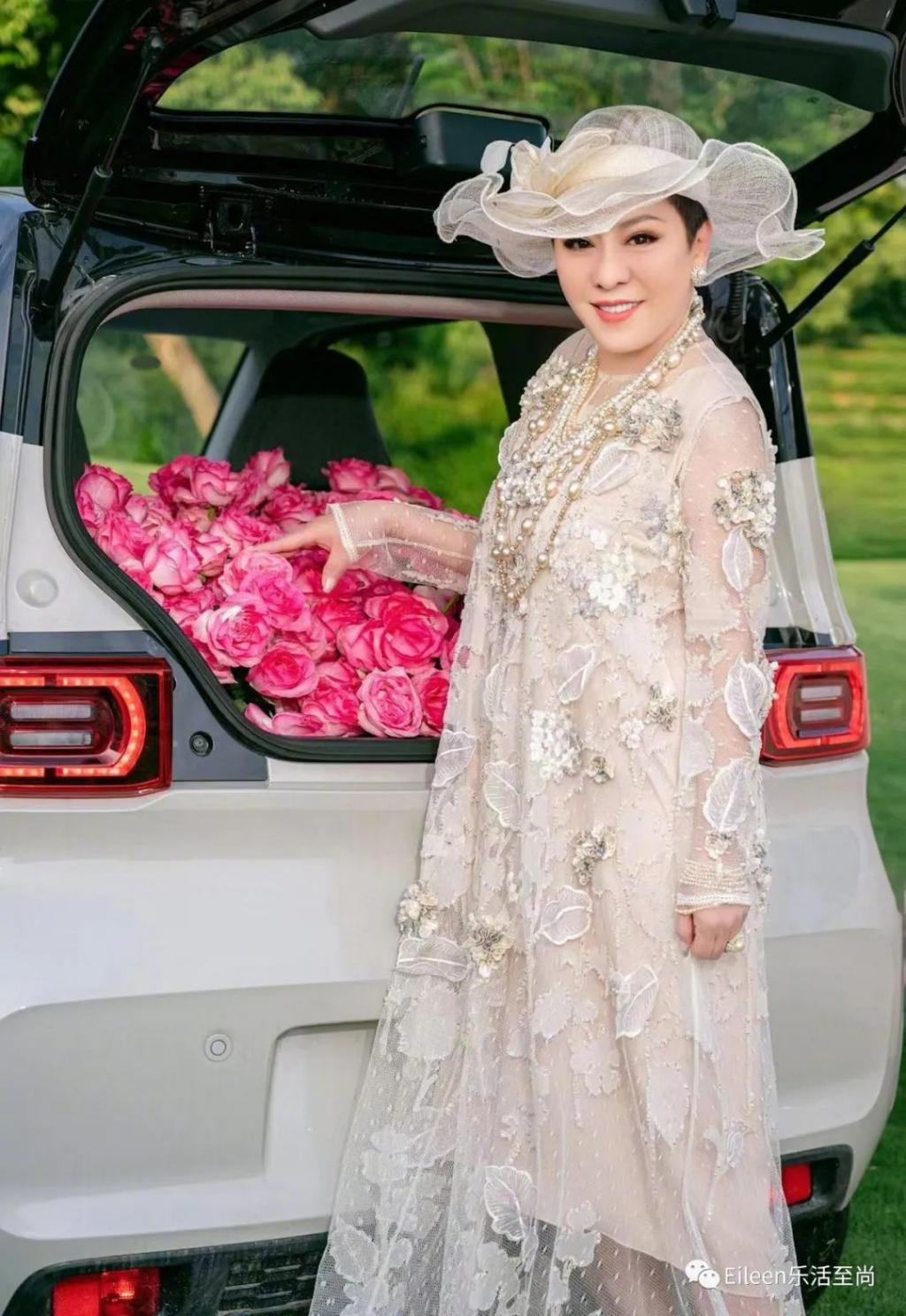 突然肯复婚？又多分200亿的豪门阔太私下到底什么样？