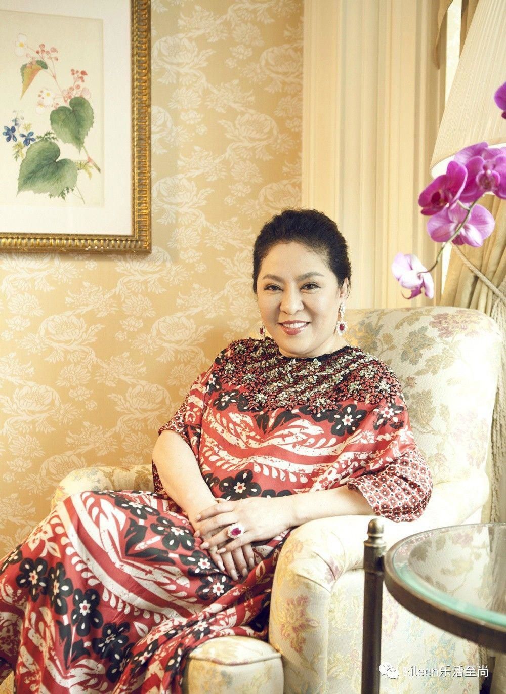 突然肯复婚？又多分200亿的豪门阔太私下到底什么样？