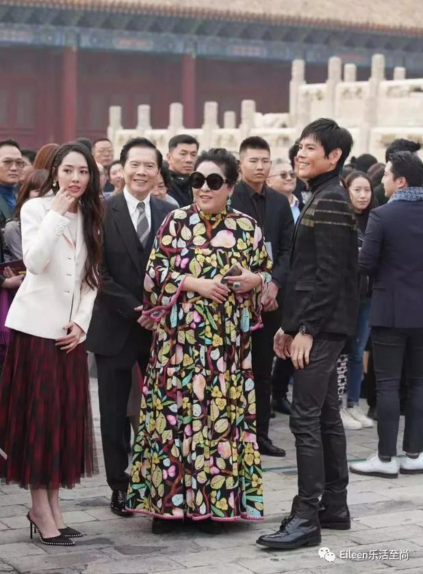 突然肯复婚？又多分200亿的豪门阔太私下到底什么样？