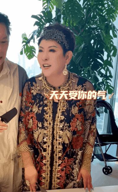 突然肯复婚？又多分200亿的豪门阔太私下到底什么样？