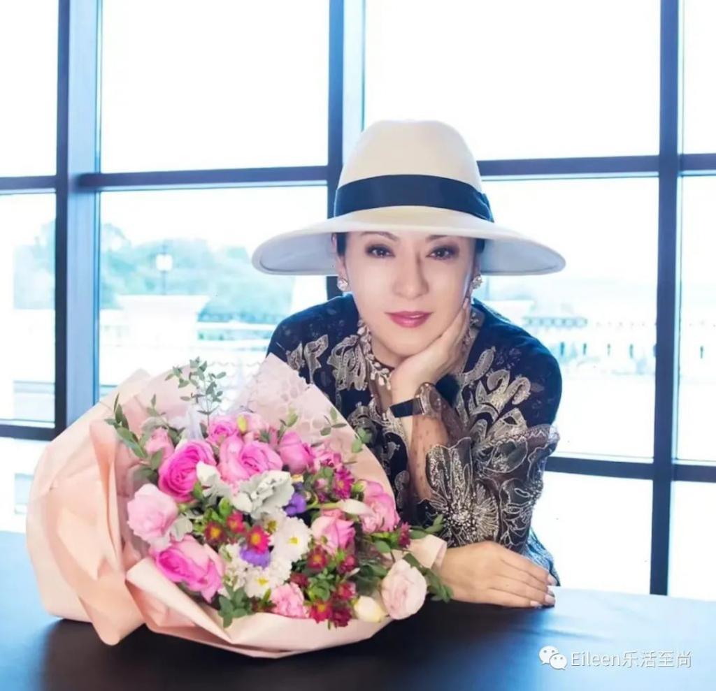 突然肯复婚？又多分200亿的豪门阔太私下到底什么样？