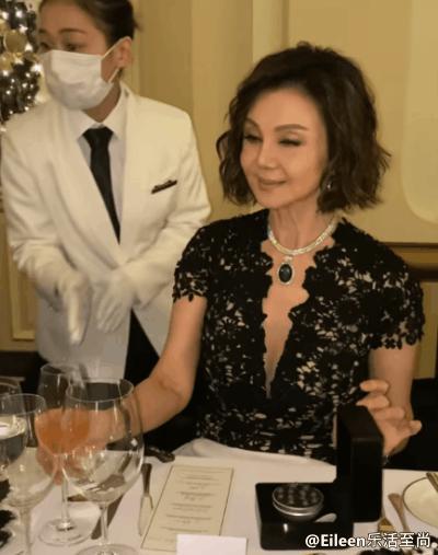 突然肯复婚？又多分200亿的豪门阔太私下到底什么样？