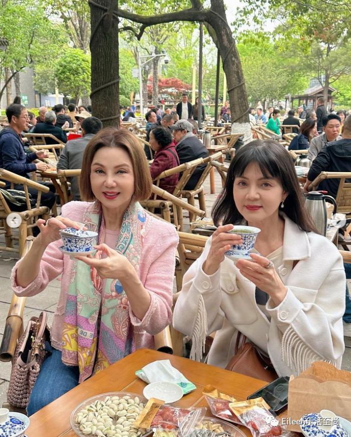 突然肯复婚？又多分200亿的豪门阔太私下到底什么样？