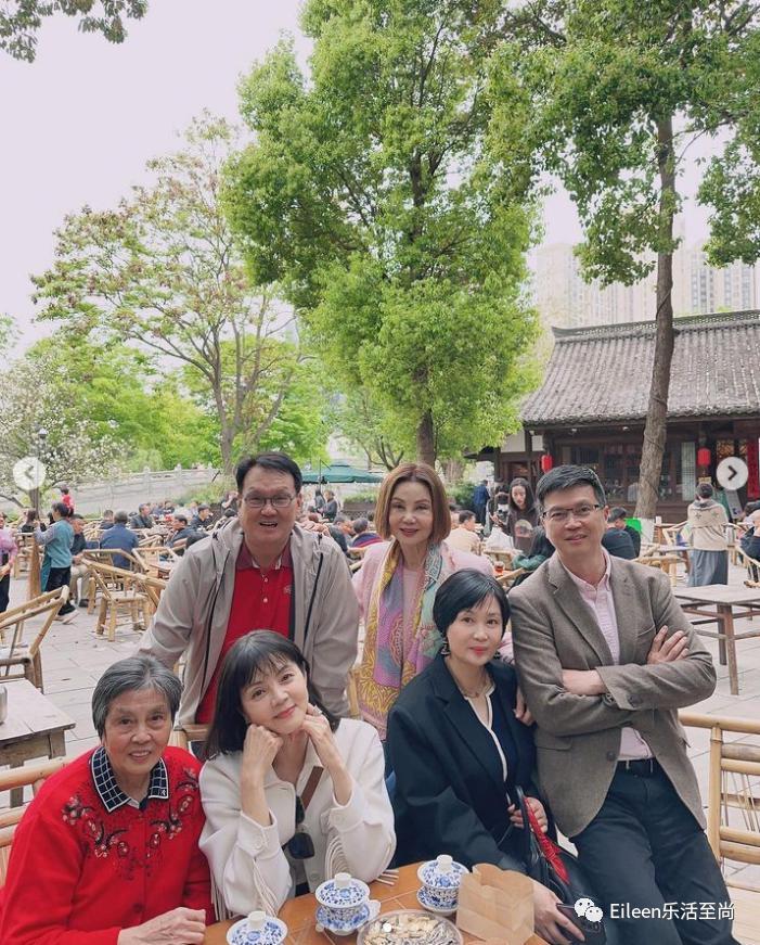 突然肯复婚？又多分200亿的豪门阔太私下到底什么样？