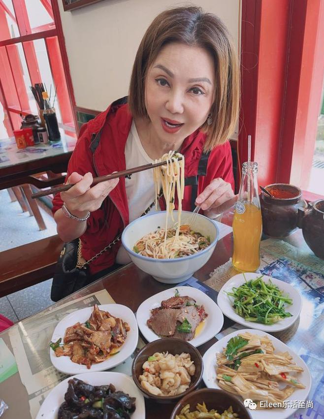 突然肯复婚？又多分200亿的豪门阔太私下到底什么样？