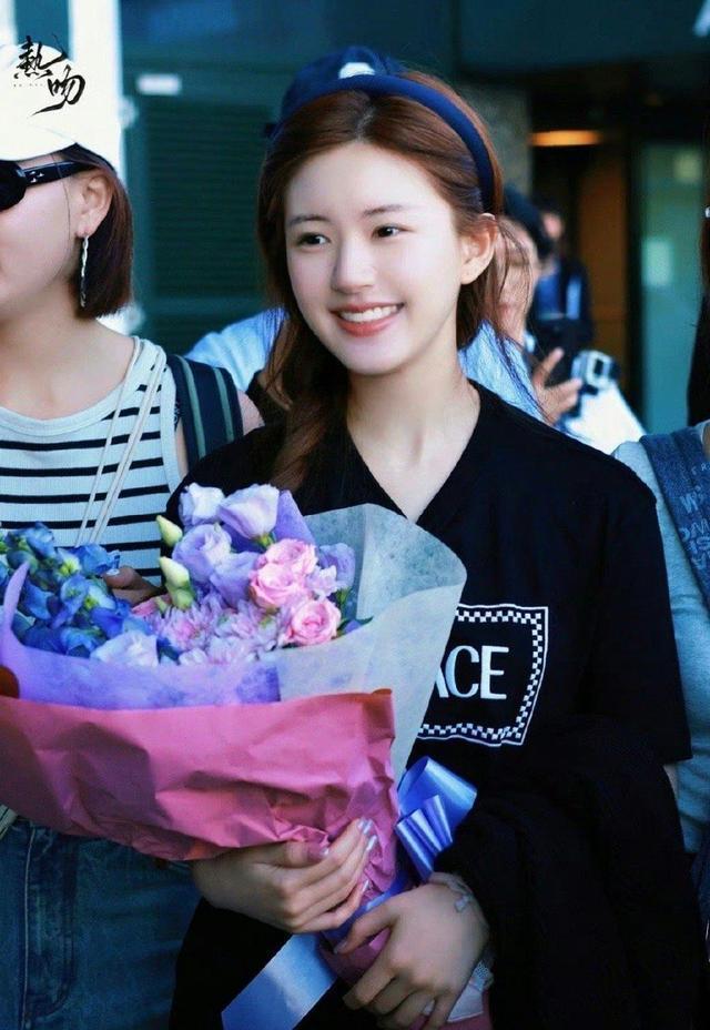 赵露思米兰时装周路透曝光 素颜亮相用意大利语打招呼