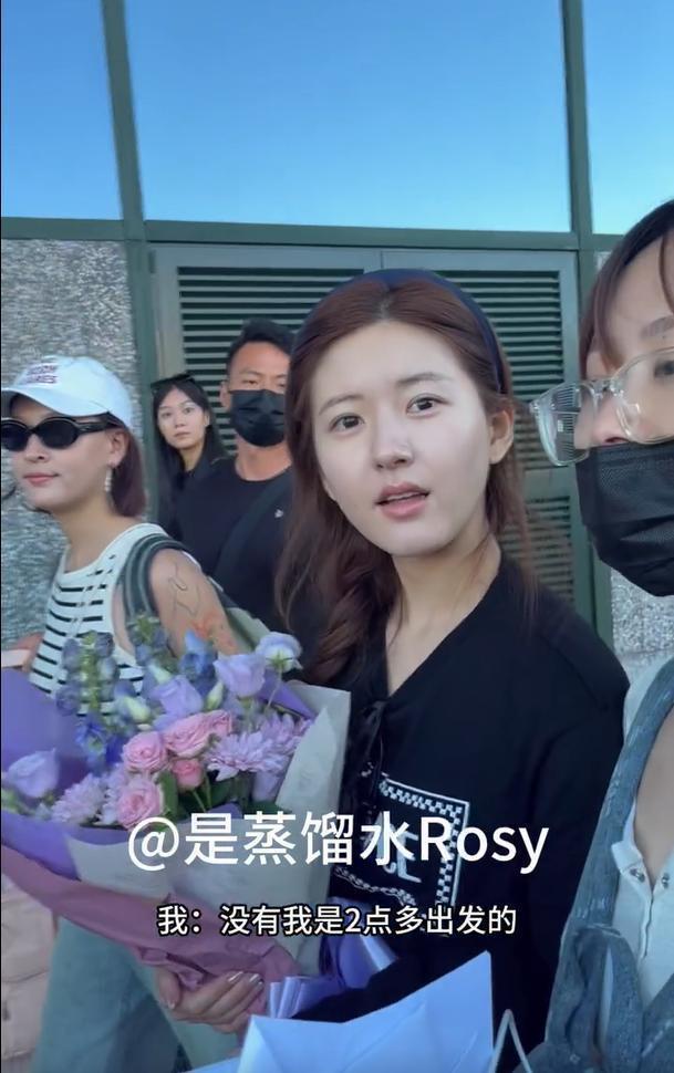 赵露思米兰时装周路透曝光 素颜亮相用意大利语打招呼