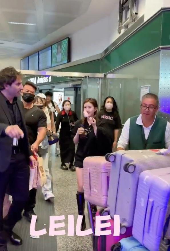 赵露思米兰时装周路透曝光 素颜亮相用意大利语打招呼