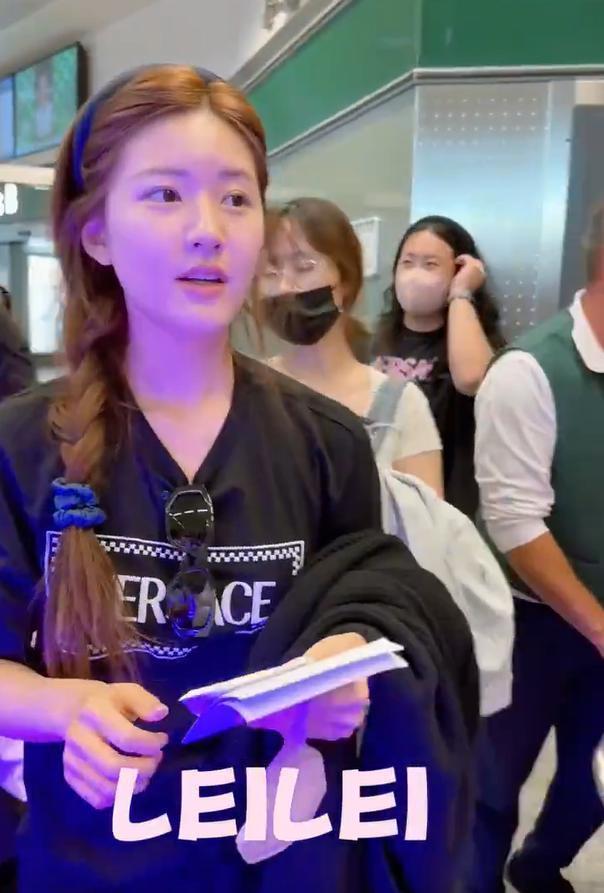 赵露思米兰时装周路透曝光 素颜亮相用意大利语打招呼