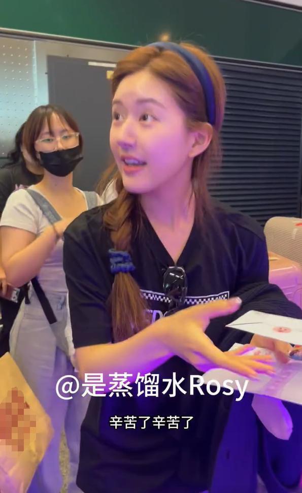 赵露思米兰时装周路透曝光 素颜亮相用意大利语打招呼