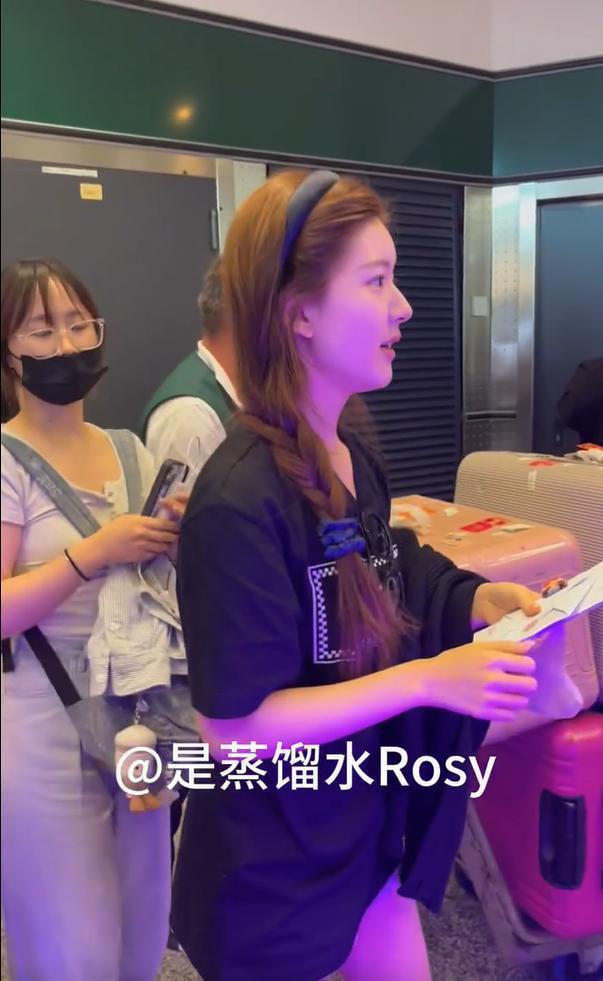 赵露思米兰时装周路透曝光 素颜亮相用意大利语打招呼