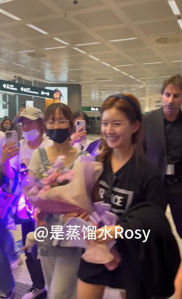 赵露思米兰时装周路透曝光 素颜亮相用意大利语打招呼