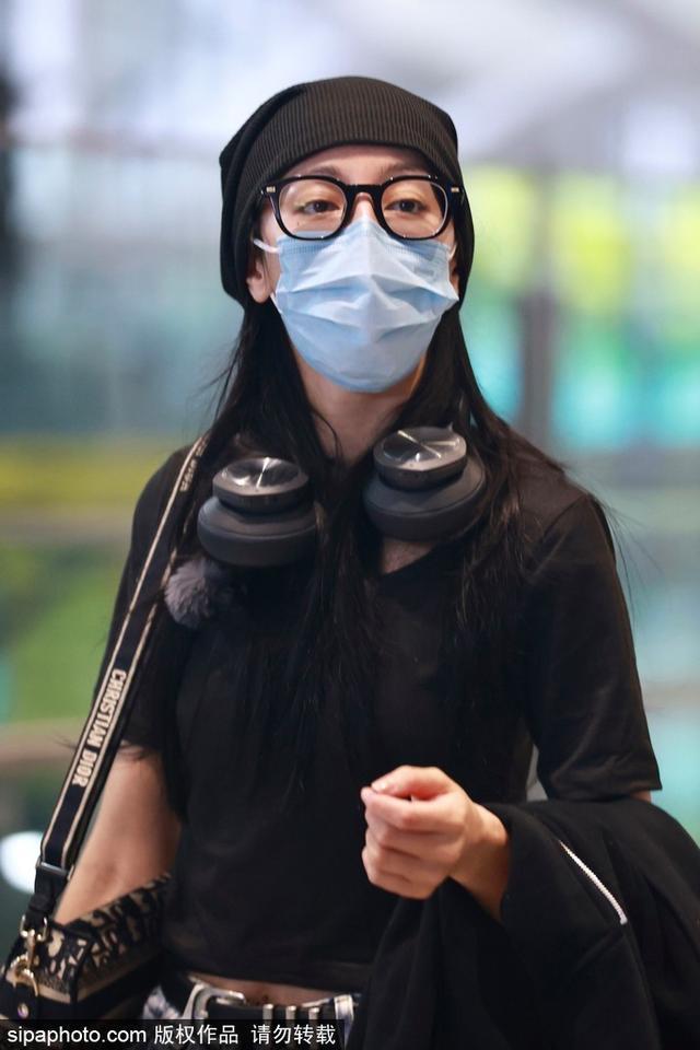 迪丽热巴黑T搭配牛仔裤现身机场 潮酷有型满满宅女风