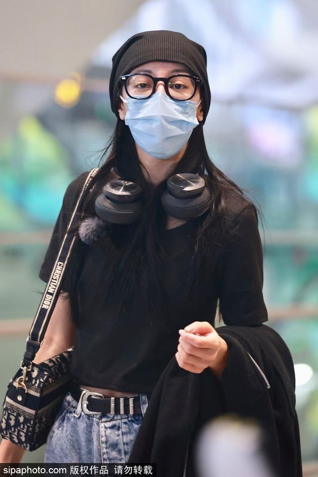 迪丽热巴黑T搭配牛仔裤现身机场 潮酷有型满满宅女风