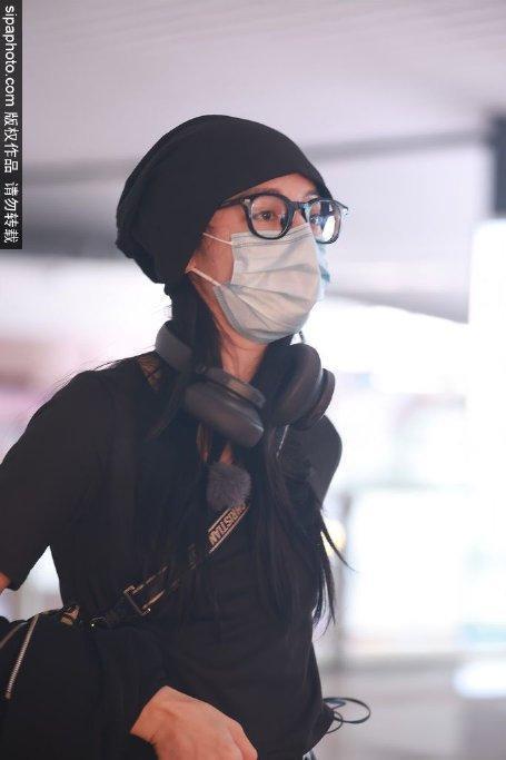 迪丽热巴黑T搭配牛仔裤现身机场 潮酷有型满满宅女风