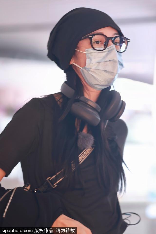 迪丽热巴黑T搭配牛仔裤现身机场 潮酷有型满满宅女风