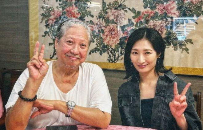 洪金宝近照曝光，与日本女星合影消瘦不少，精神状态令人欣慰