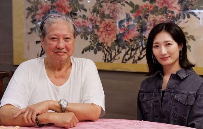 洪金宝近照曝光，与日本女星合影消瘦不少，精神状态令人欣慰