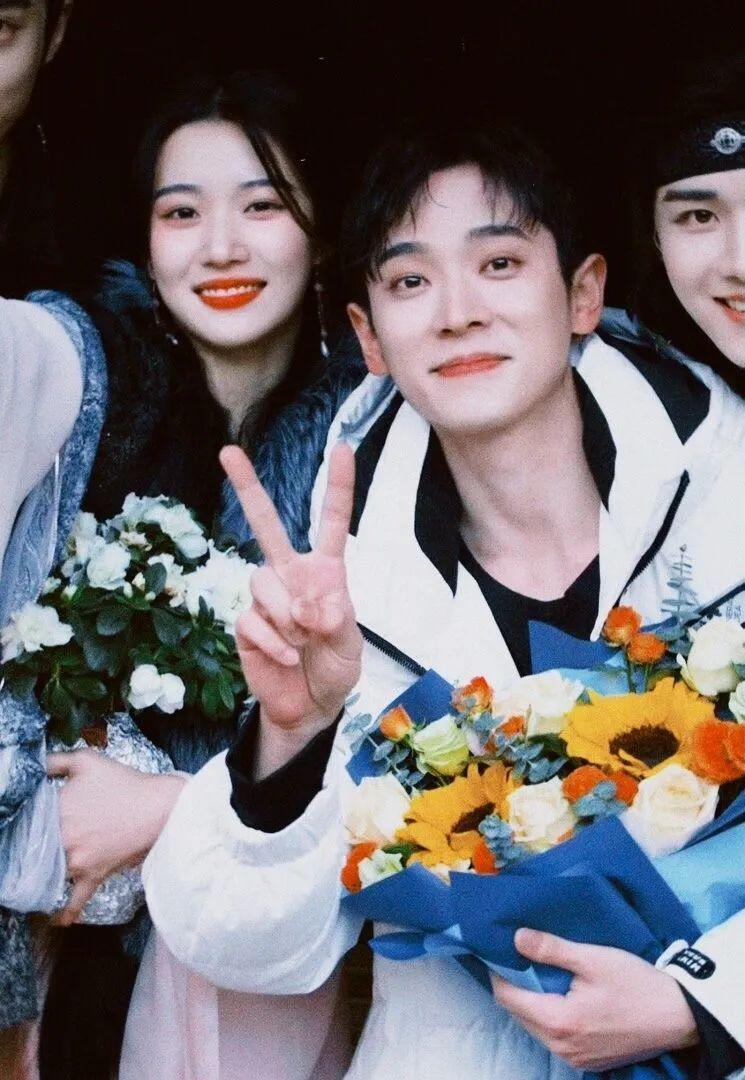 又一对悄悄谈恋爱的?