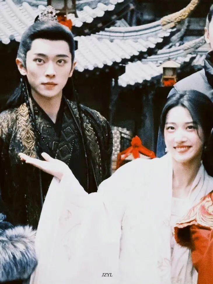 又一对悄悄谈恋爱的?