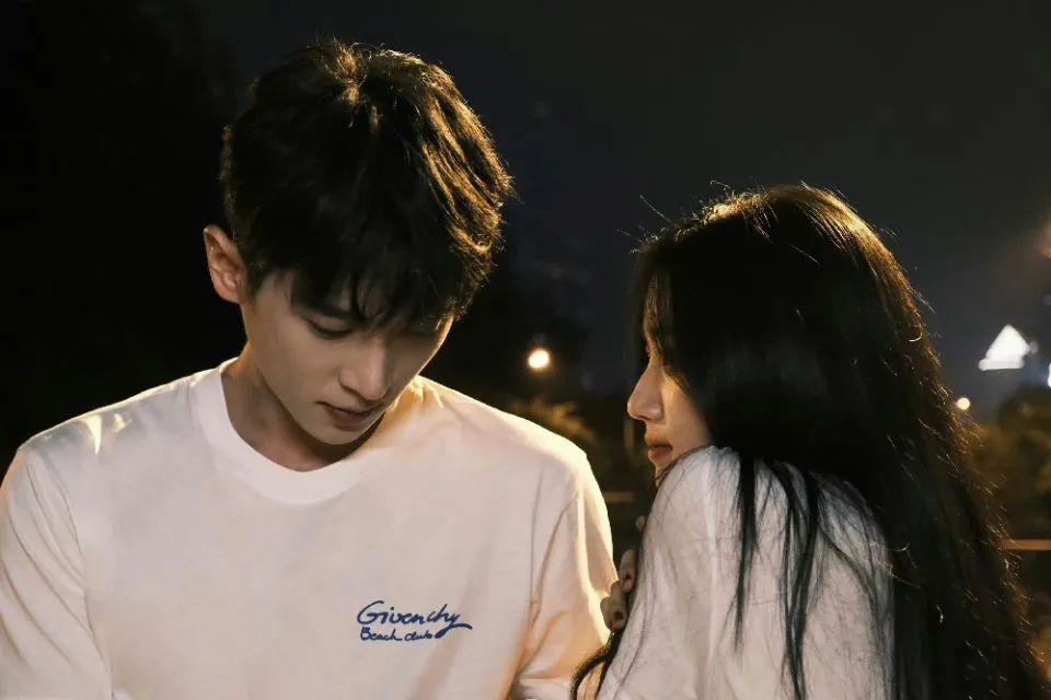 又一对悄悄谈恋爱的?