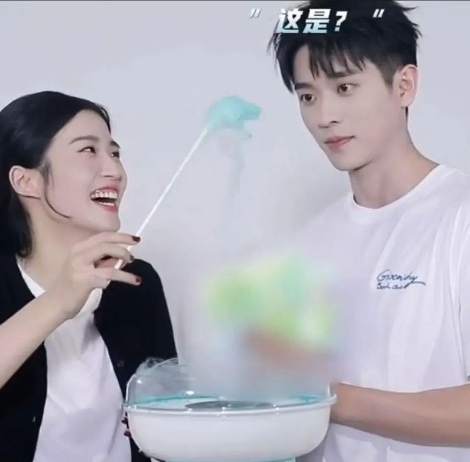 又一对悄悄谈恋爱的?