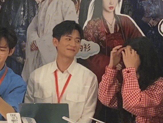 又一对悄悄谈恋爱的?