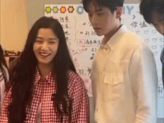 又一对悄悄谈恋爱的?