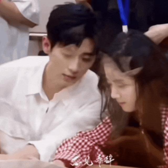 又一对悄悄谈恋爱的?