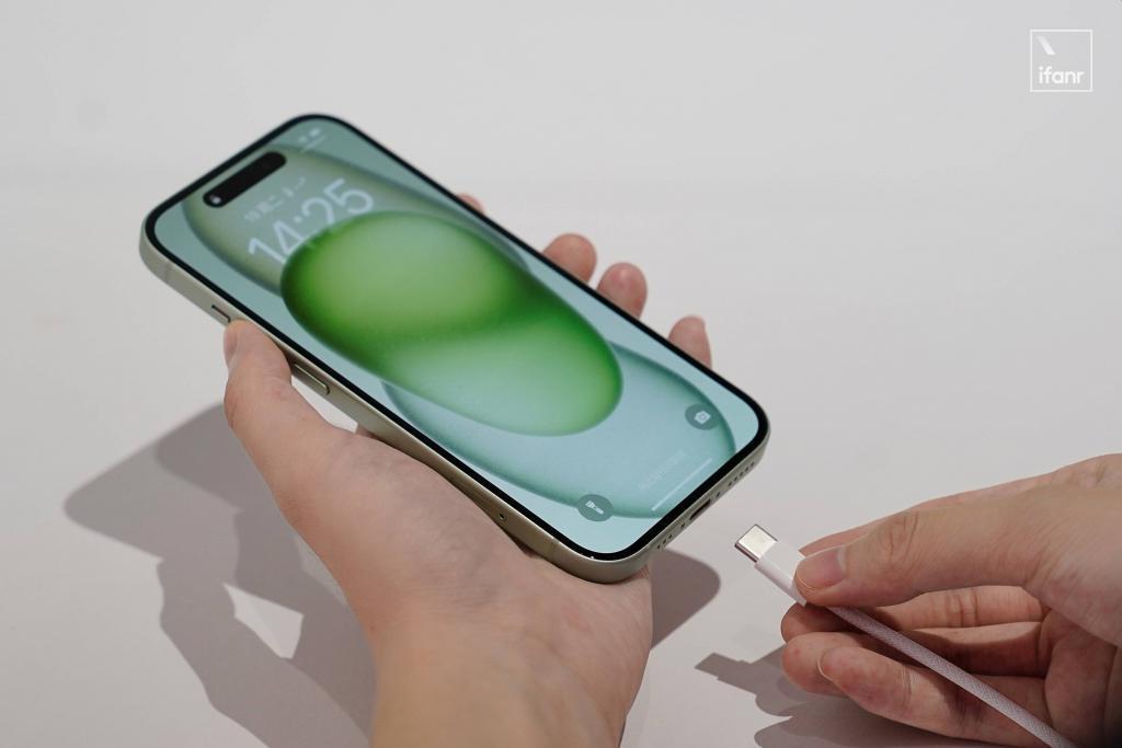 iPhone 15 首发体验：刚需改善型手机，务实的浪漫主义