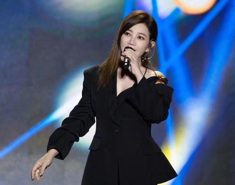 梁静茹演唱会《燕尾蝶》唱不动？业内人士：疲劳感冒都会导致这样