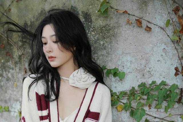 杨紫晒初秋文艺范写真 穿吊带裙发丝微卷慵懒浪漫