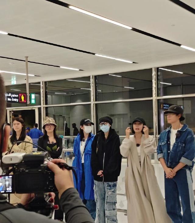 迪丽热巴抵达沙特 与录制伙伴汇合戴口罩笑意盈盈