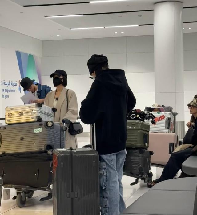 迪丽热巴抵达沙特 与录制伙伴汇合戴口罩笑意盈盈