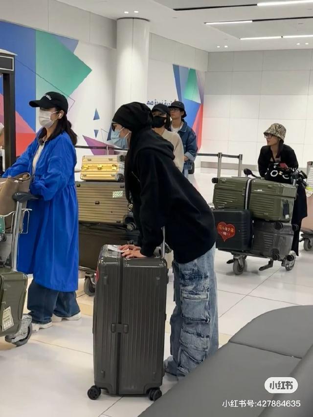 迪丽热巴抵达沙特 与录制伙伴汇合戴口罩笑意盈盈