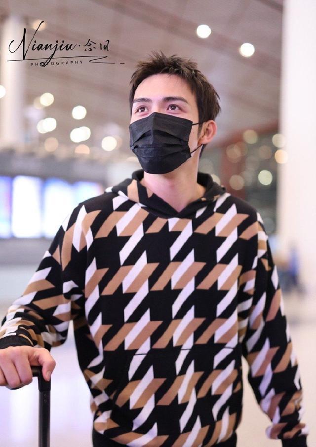 张彬彬陈牧驰出发米兰时装周 时尚潮酷型男范儿足