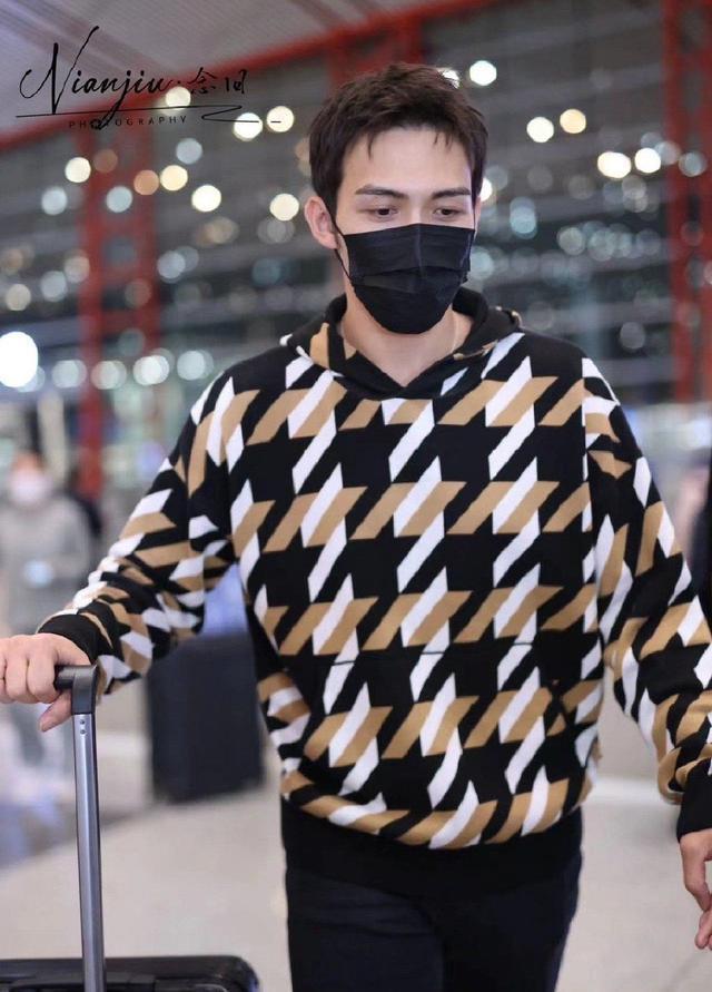 张彬彬陈牧驰出发米兰时装周 时尚潮酷型男范儿足