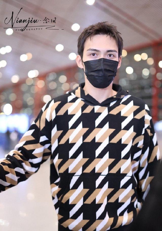 张彬彬陈牧驰出发米兰时装周 时尚潮酷型男范儿足