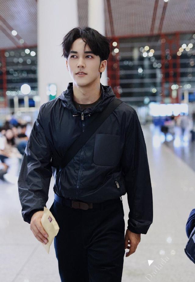 张彬彬陈牧驰出发米兰时装周 时尚潮酷型男范儿足