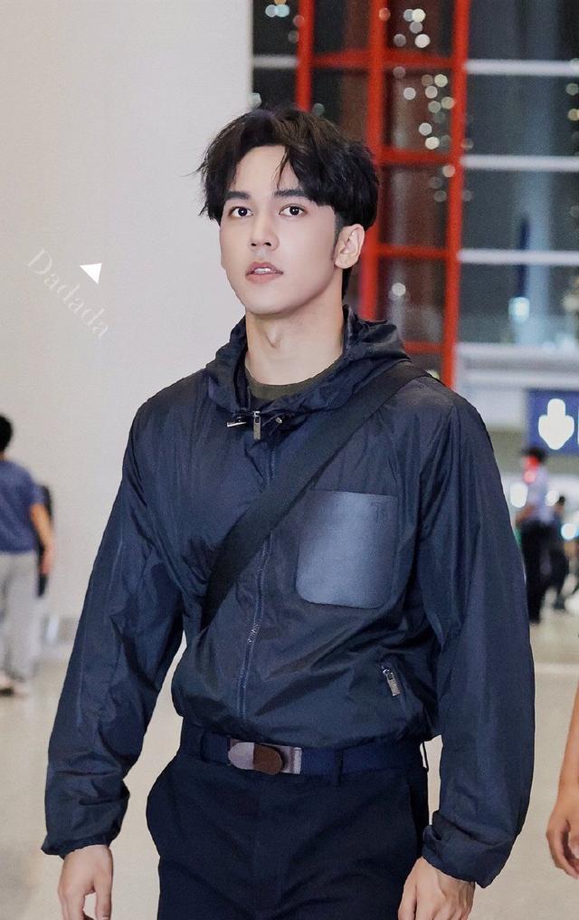 张彬彬陈牧驰出发米兰时装周 时尚潮酷型男范儿足